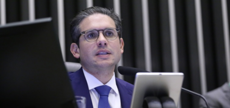 Motta diz que há vontade política de aprovar o fim da escala 6x1