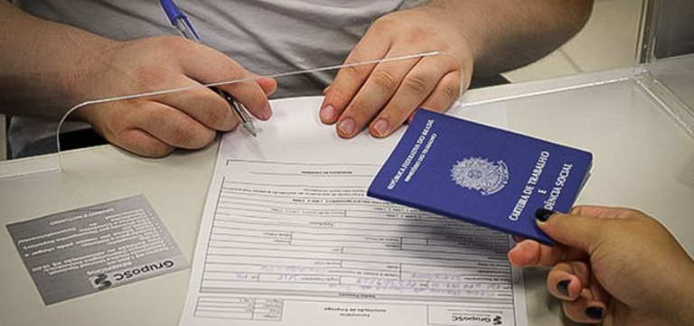 Pesquisa revela que brasileiro prefere emprego com carteira assinada