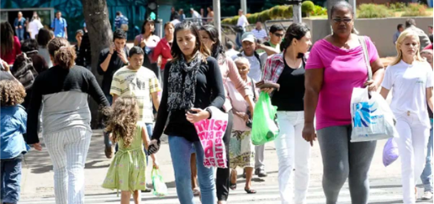 Emprego feminino aumenta 11%, mas desigualdade salarial persiste