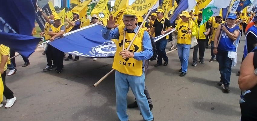 Trabalhadores da construção e do mobiliário participam da Marcha da CONCLAT em Brasília