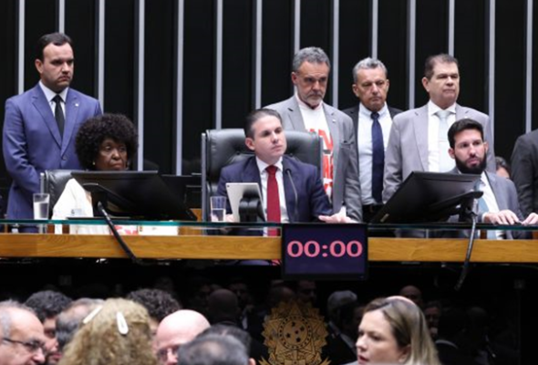 Câmara aprova fim da escala 6x1 em vitória histórica dos trabalhadores e do movimento sindical