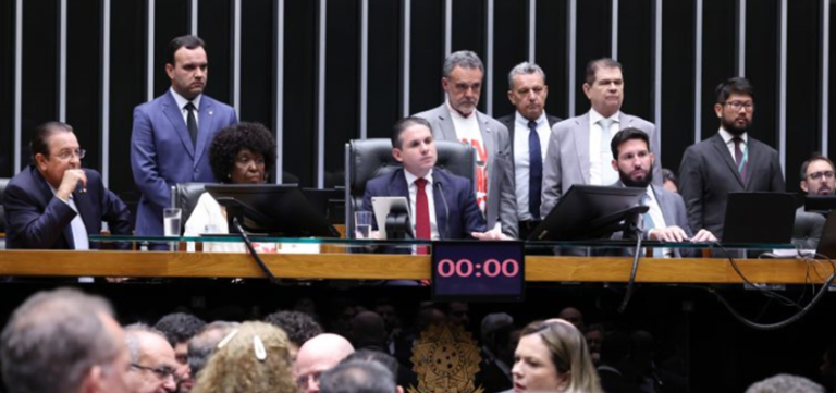 Câmara aprova fim da escala 6x1 em vitória histórica dos trabalhadores e do movimento sindical