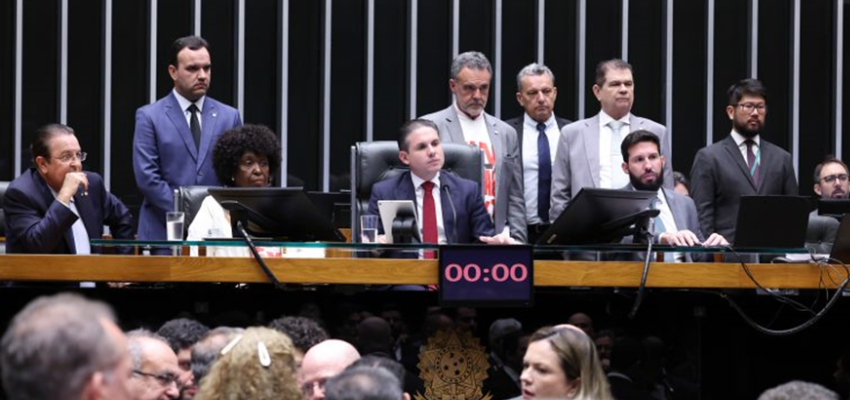 Câmara aprova fim da escala 6x1 em vitória histórica dos trabalhadores e do movimento sindical