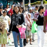 Emprego feminino aumenta 11%, mas desigualdade salarial persiste