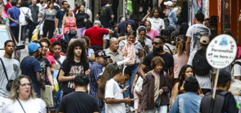 Número de pessoas em busca de emprego há dois anos ou mais cai 21,7%