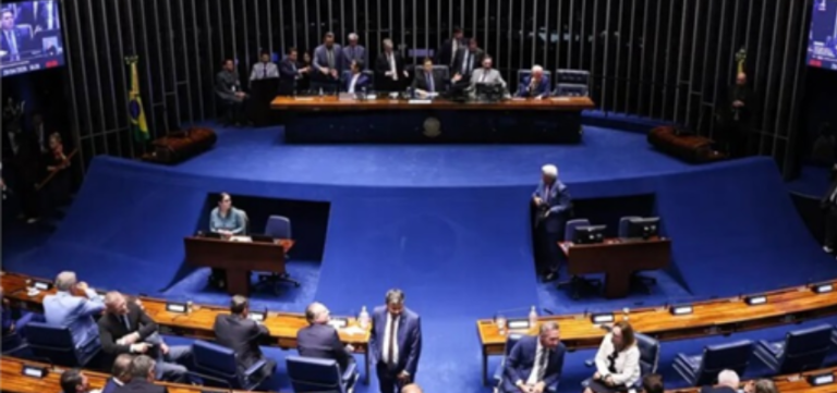 Aprovação da PEC joga pressão sobre senadores pelo fim da escala 6×1
